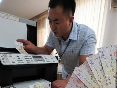 “8000억 계좌로 넣어달라”... 그가 낸 수표 4장, 가짜였다