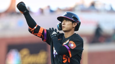 이정후, 한국인 빅리거 새 역사 썼다…17경기 연속 안타 폭발