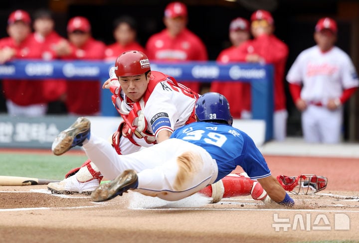 홈에서 아웃당하는 김성윤