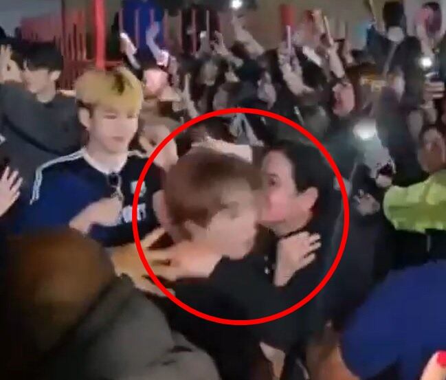 브라질 여성 팬이 K팝 그룹 YOUNITE(유나이트) 멤버 은호에게 기습 입맞춤을 시도하고 있다. /엑스