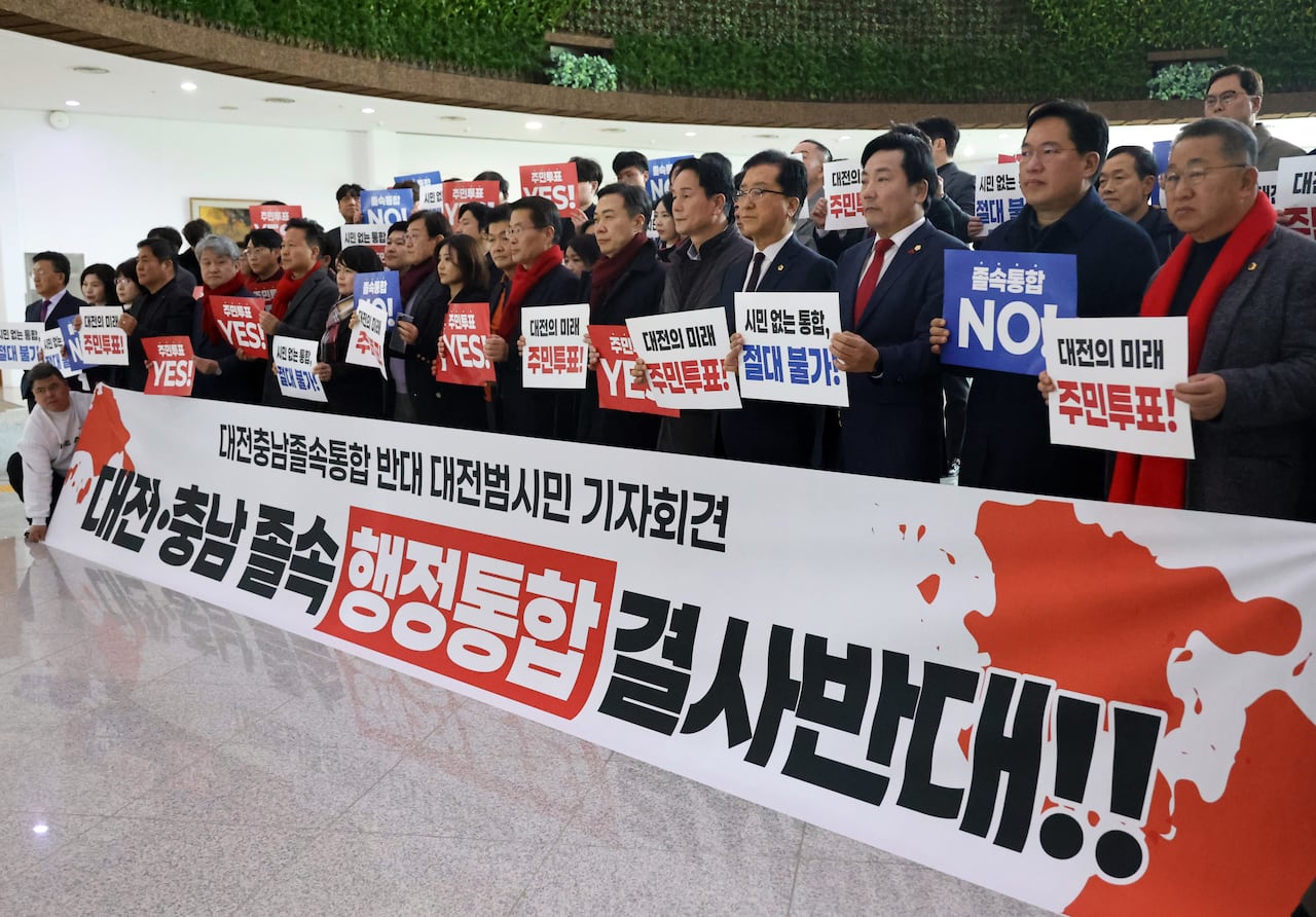 <YONHAP PHOTO-6089> '대전·충남 행정통합 결사반대'
    (대전=연합뉴스) 이주형 기자 = 대전시민들로 구성된 대전범시민연대 관계자들이 13일 오후 대전시의회에서 '대전·충남 졸속 통합 규탄' 기자회견을 진행하고 있다. 2026.2.13
    coolee@yna.co.kr/2026-02-13 14:41:30/
<저작권자 ⓒ 1980-2026 ㈜연합뉴스. 무단 전재 재배포 금지, AI 학습 및 활용 금지>