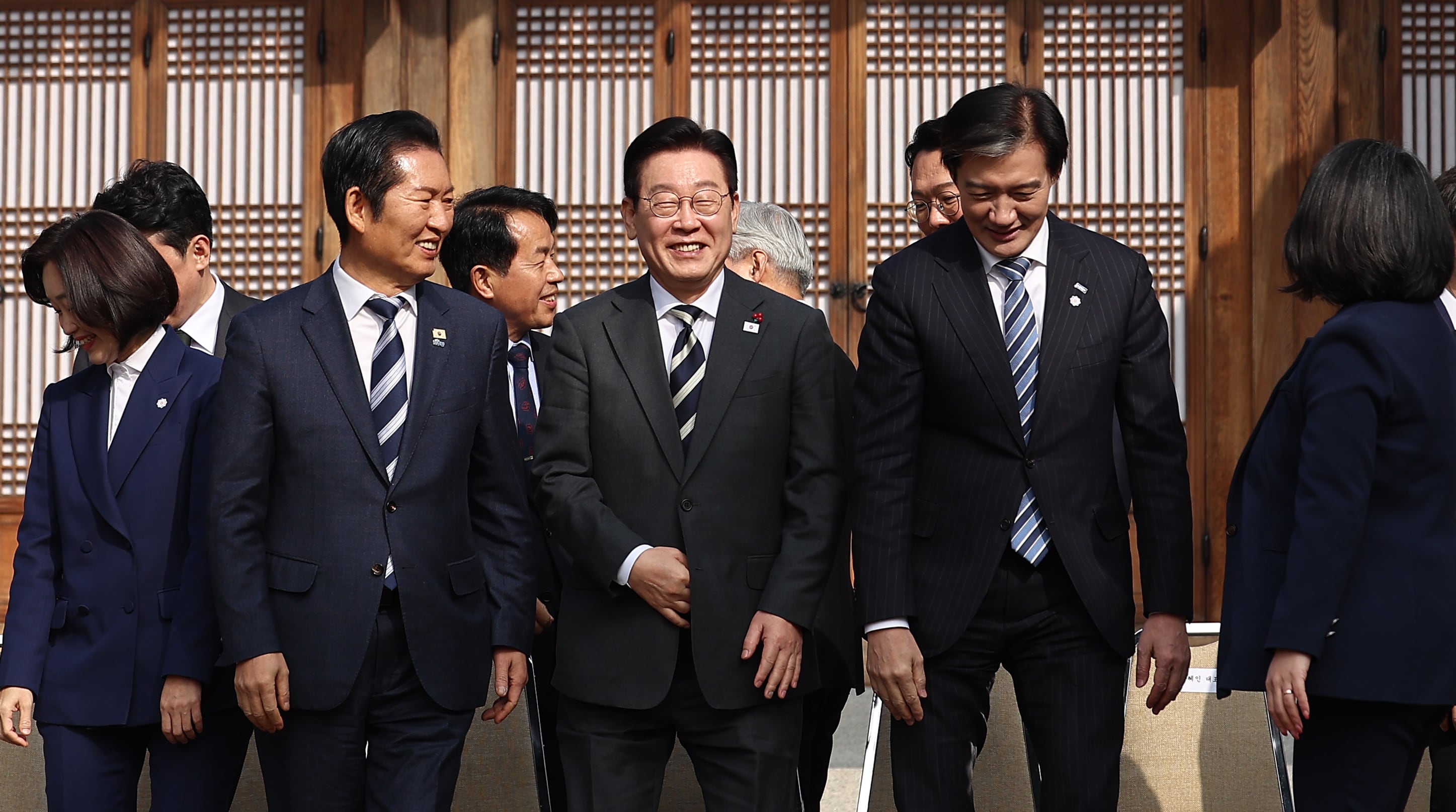 이재명 대통령이 지난 16일 청와대 상춘재에서 열린 정당 지도부 초청 오찬에서 정청래 더불어민주당 대표, 조국 조국혁신당 대표와 함께 걷고 있다. 민주당과 조국혁신당이 합당하면 의석수 174석의 거대 여당이 탄생한다. /뉴스1