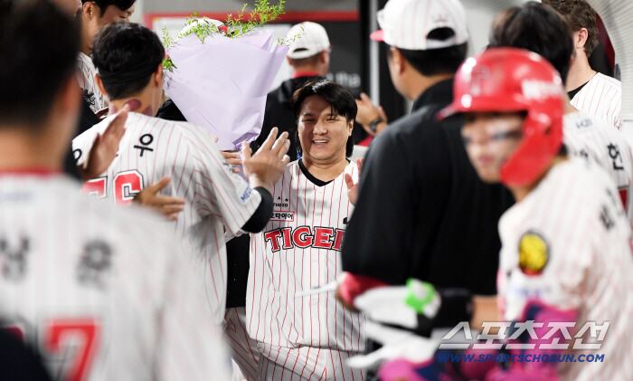 27일 광주 기아챔피언스필드에서 열린 KIA 타이거즈와 NC 다이노스의 경기. 7회말 1사 2,3루 KIA 대타 김선빈이 타석에 들어서며 타이거즈 소속 역대 최다 출장 신기록(1,707경기)을 달성했다. 볼넷 출루 후 대주자로 교체된 김선빈이 더그아웃에 들어와 하이파이브를 나누고 있다. 광주=박재만 기자 pjm@sportschosun.com/2025.09.27