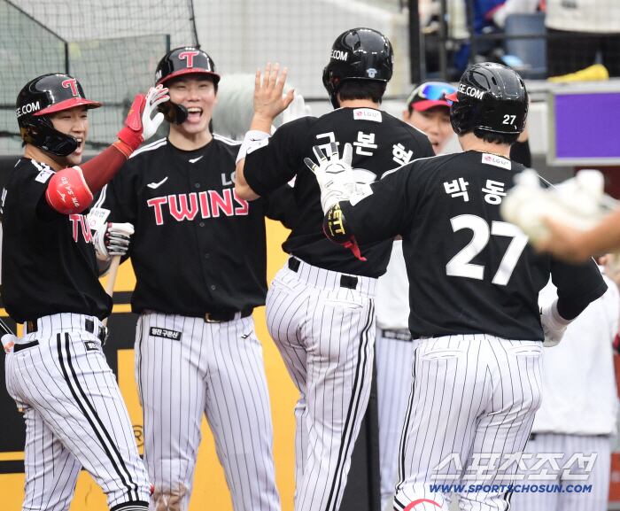 27일 대전 한화생명볼파크에서 열린 KBO리그 한화와 LG의 경기. 1회초 LG 박동원이 한화 문동주를 상대로 투런홈런을 날렸다. 하이파이브를 나누고 있는 박동원. 대전=송정헌 기자songs@sportschosun.com/2025.09.27