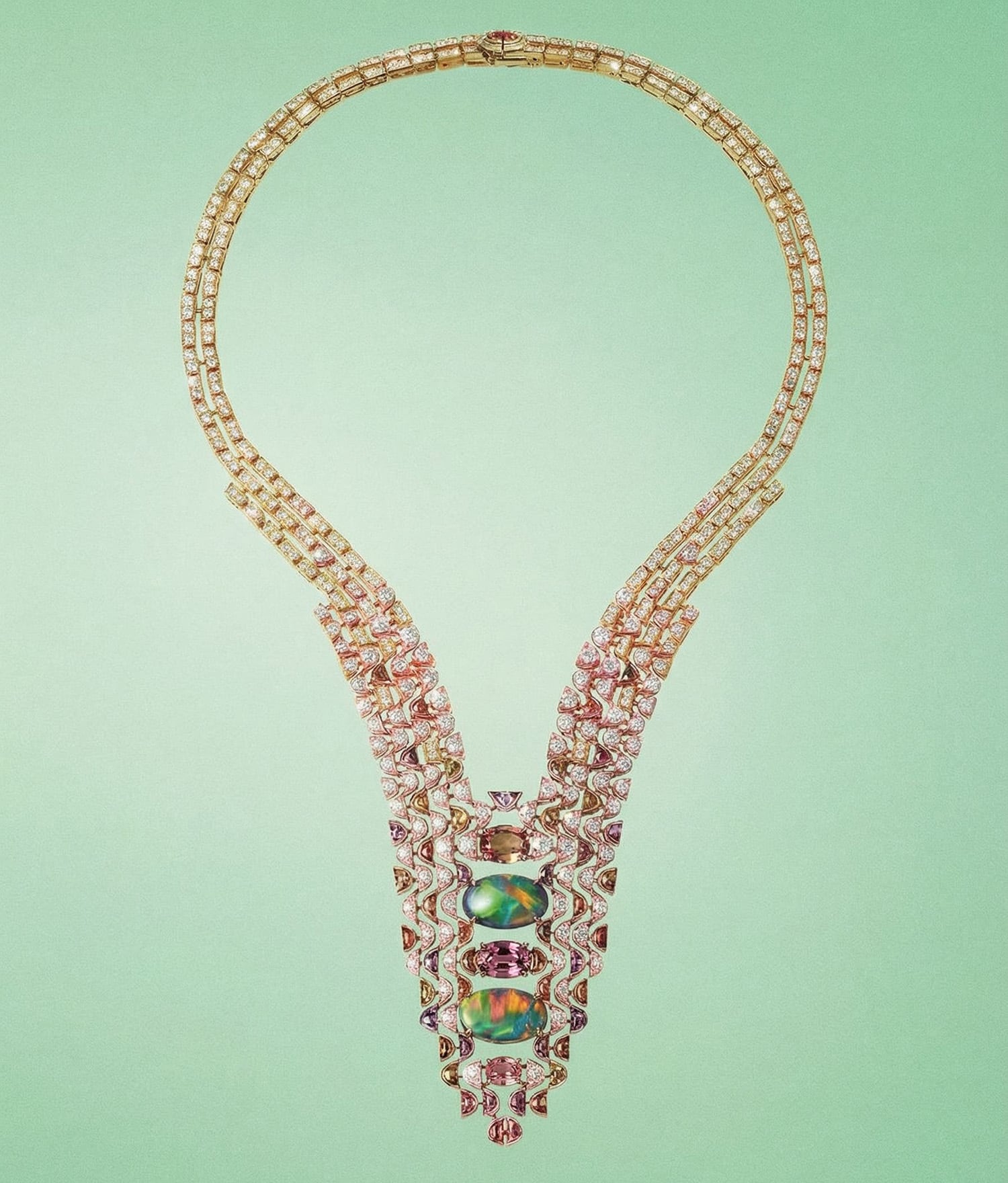 카파야테 네크리스. 레드, 오렌지, 옐로 컬러의 세 가지 빛이 서로 다른 오팔을 감싸는 세 개의 컬러 사파이어와 조화를 이루는 네크리스. 컬러 탐구에 중점을 두어 각 오팔을 둘러싼 움바산 컬러 사파이어는 옐로골드와 핑크골드 메시와 어우러지며 따스한 색의 흐름을 완성한다. /까르띠에 제공, 사진가 Iris Velghe