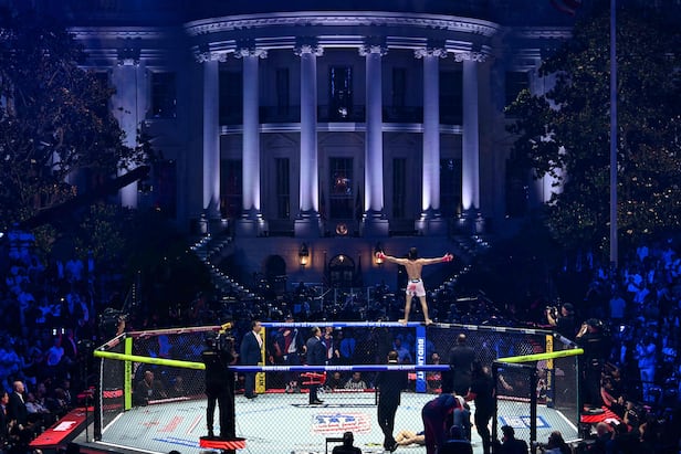 14일 워싱턴 D.C. 백악관 남쪽 잔디밭에서 열린 종합격투기 대회 ‘UFC 프리덤 250’에서 브라질의 디에고 로페스가 승리를 기뻐하고 있다./AFP 연합뉴스