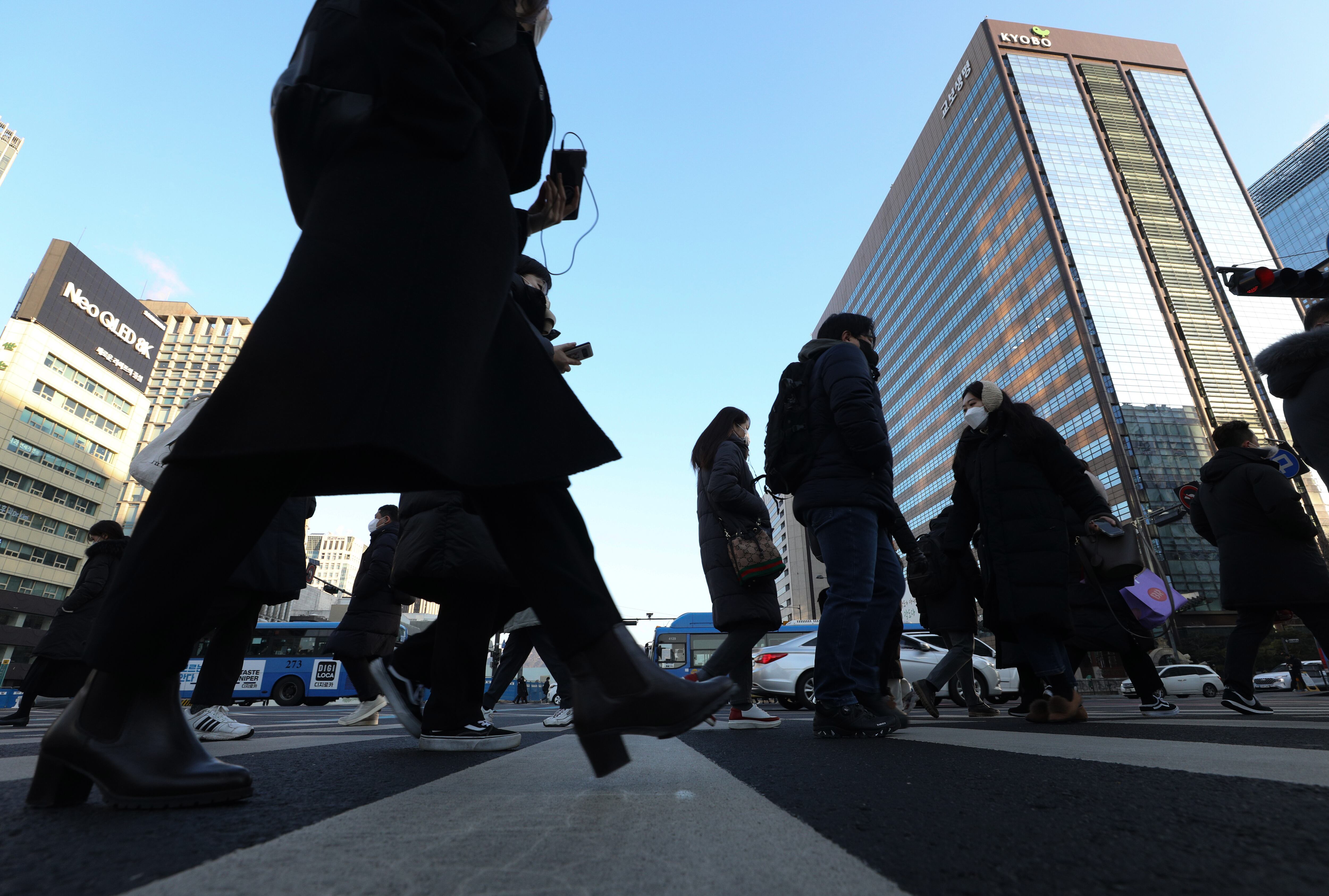 광화문에서 출근하는 직장인./뉴스1