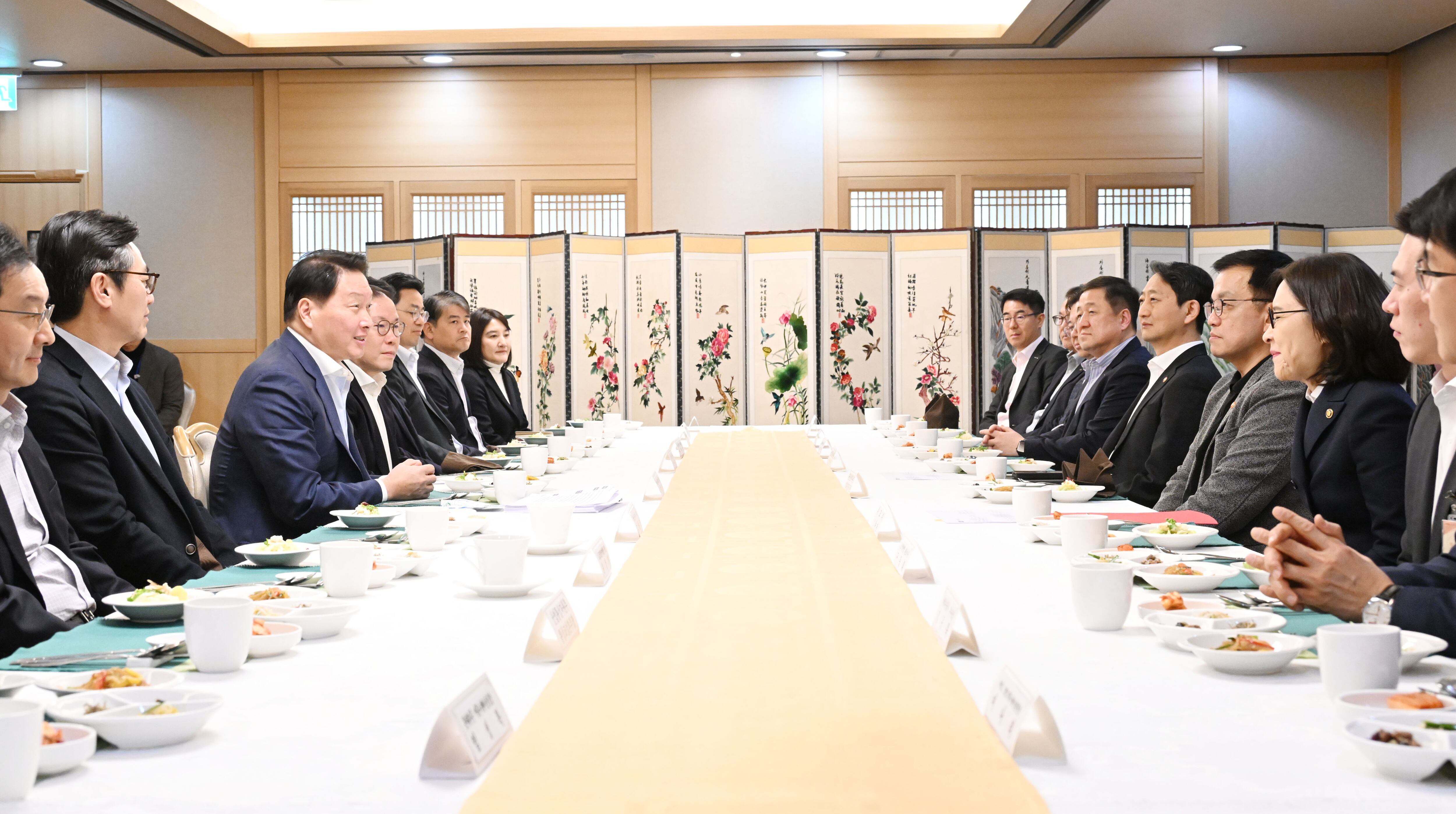 최상목 대통령 권한대행 부총리 겸 기획재정부 장관이 16일 정부서울청사에서 민간 경제 사절단과 만찬 간담회를 하고 있다. /기획재정부