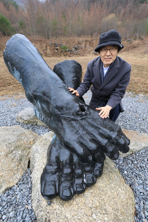 1ÀÏ ¿ÀÈÄ °¿ø Æòⱺ »ê¸¶·ç¿¹¼ö°øµ¿Ã¼¿¡¼ ÀÌÁÖ¿¬ ¸ñ»ç°¡ Á¶Çü¹° ¾Õ¿¡¼ Æ÷Á ÃëÇϰí ÀÖ´Ù. Á¶Çü¹°Àº ¿¹¼ö°¡ ½ÊÀÚ°¡¿¡ ¸ø ¹ÚÈú ´ç½Ã ¹ß¿¡ ¸øÀÚ±¹À» Çü»óÈ ÇÑ °ÍÀÌ´Ù. /¹Ú¼º¿ø ±âÀÚ