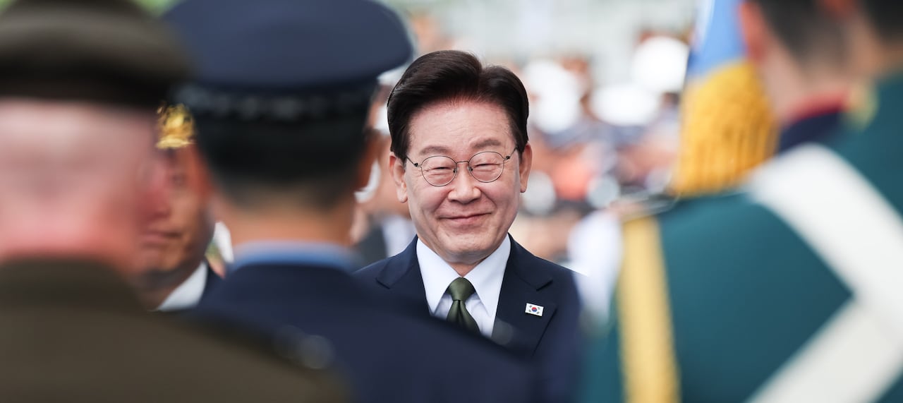 이재명 대통령이 1일 충남 계룡대 활주로에서 열린 제78회 국군의 날 기념식에서 유공자 포상 중 미소를 짓고 있다. /뉴스1