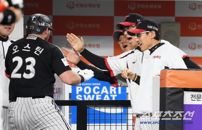 26일 대전 한화생명볼파크에서 열린 한화 이글스와 LG 트윈스의 경기. 6회초 1사 LG 오스틴이 솔로포를 날린 뒤 염경엽 감독과 하이파이브를 하고 있다. 대전=박재만 기자 pjm@sportschosun.com/2025.09.26