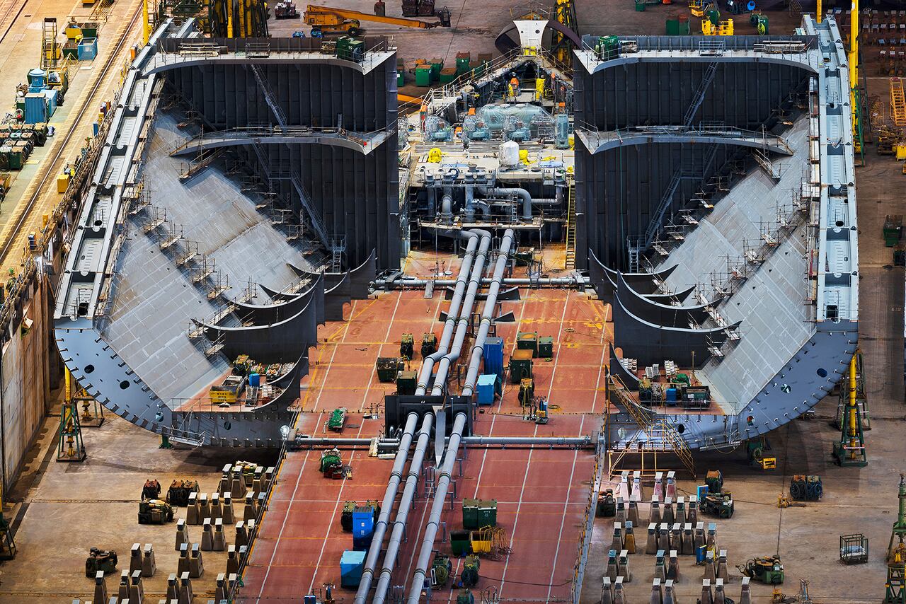 [IK234846-LPG선박건조] 도크장 바닥에서 선박 하부 강철 구조물을 제작하고 있다. 선박은 바닷물이 접촉하는 외부 철판 이외에 사진처럼 내부에 또 한 층의 공간이 있게 제작된다. 절대적인 좌, 우 균형과 수직, 수평이 맞아야 한다. 도크장 묵묵히 바닥에 줄지어 선 침목들이 눈길을 끈다. /사진가 조춘만