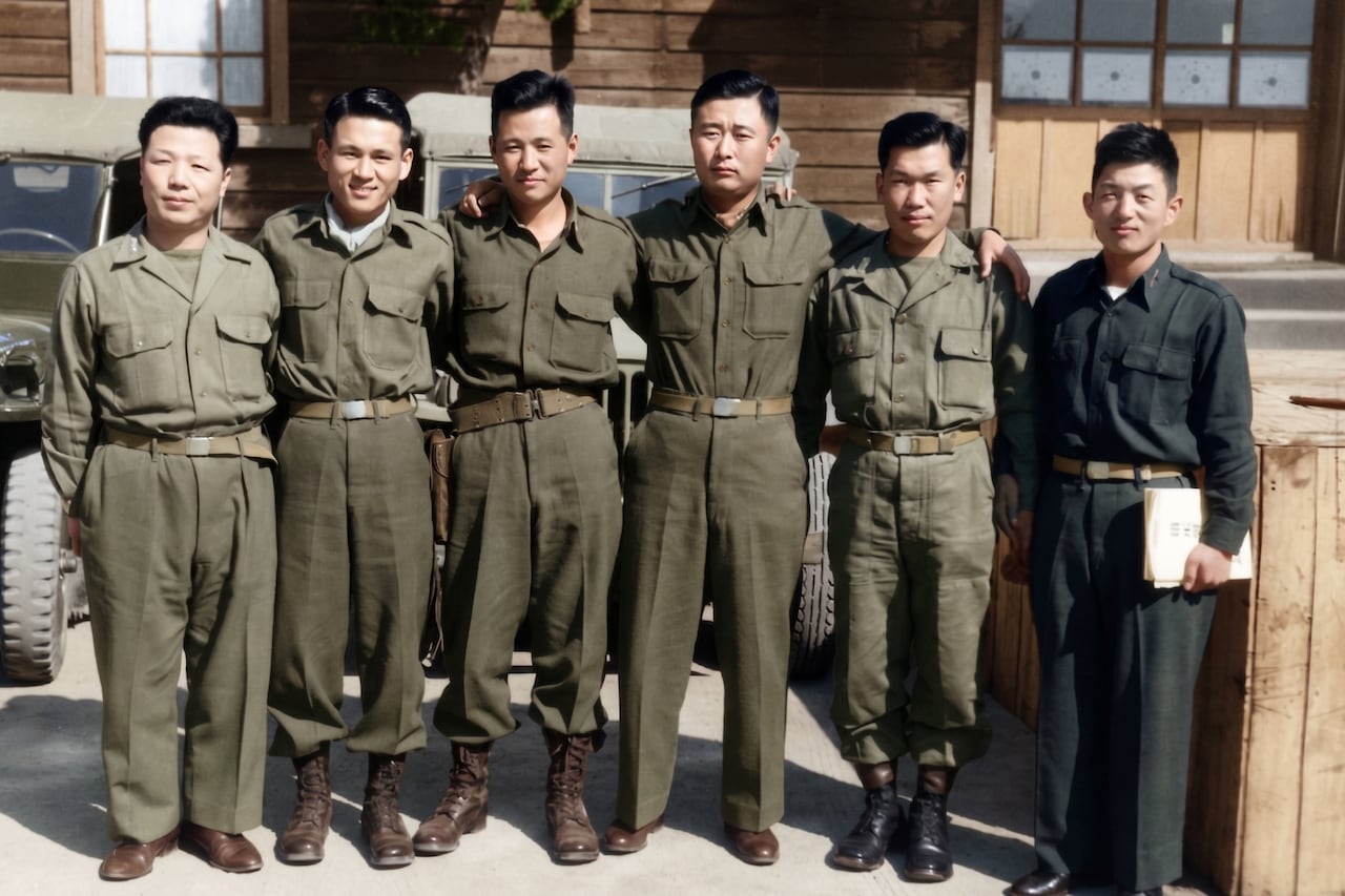 1952년 10월 대구 육군본부에서 백선엽 참모총장(왼쪽에서 넷째)이 박정희 대통령 시절 중앙정보부장을 역임했던 이후락(왼쪽 둘째), 특무대장으로 유명했던 김창룡(왼쪽부터 다섯째) 등 참모들과 함께 촬영한 사진이다. /백선엽 장군 기념재단·AI 색 보정