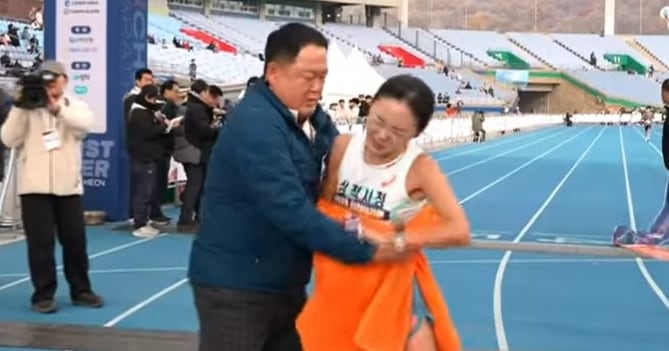 “성추행 아니다” 마라톤 감독 해명에, 선수는 “극심한 통증, 사과 없어”