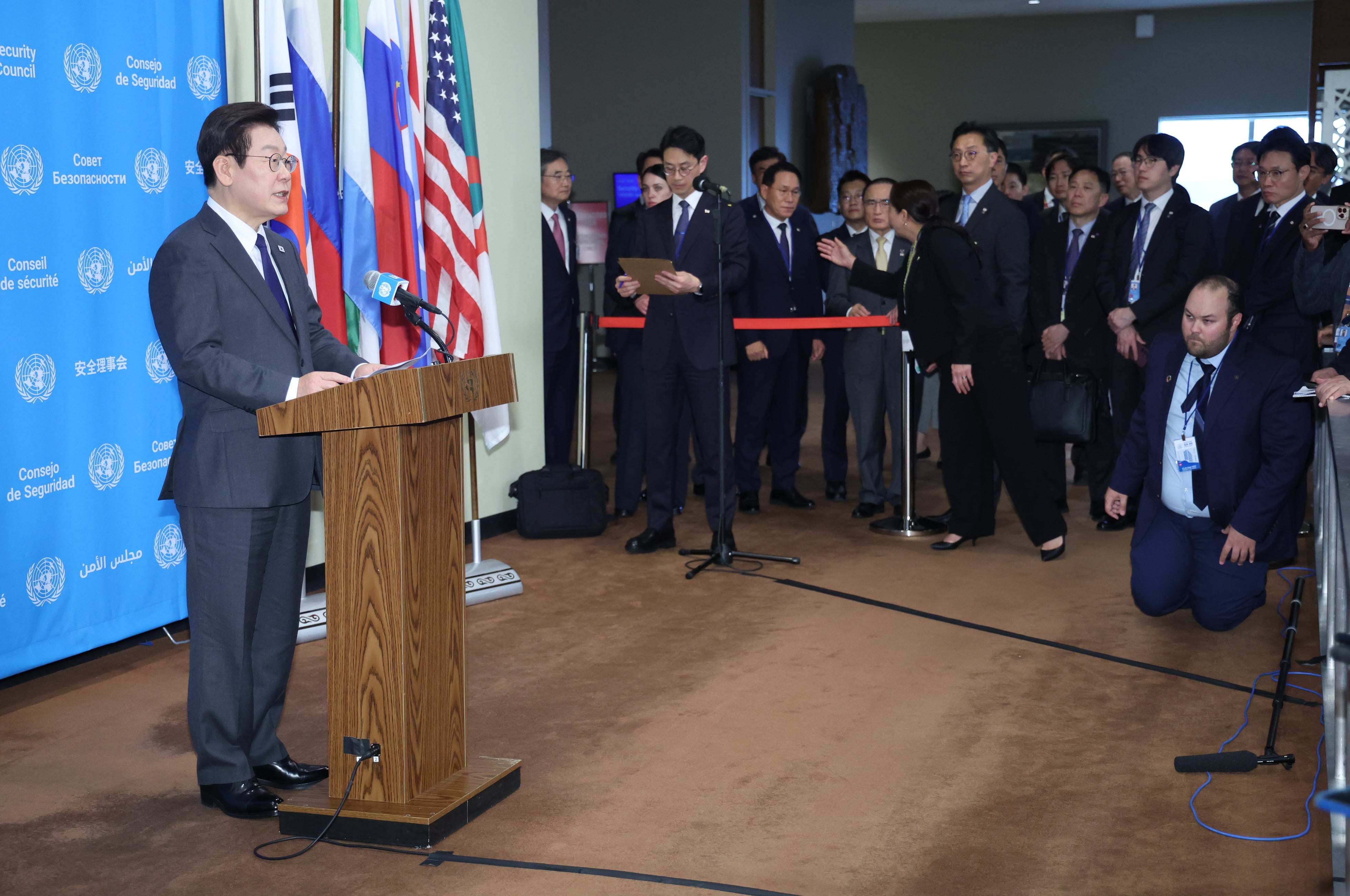 이재명 대통령이 24일(현지 시각) 미국 뉴욕 유엔본부에서 안전보장이사회 공개 토의에 앞서 약식 브리핑을 하고 있다./연합뉴스
