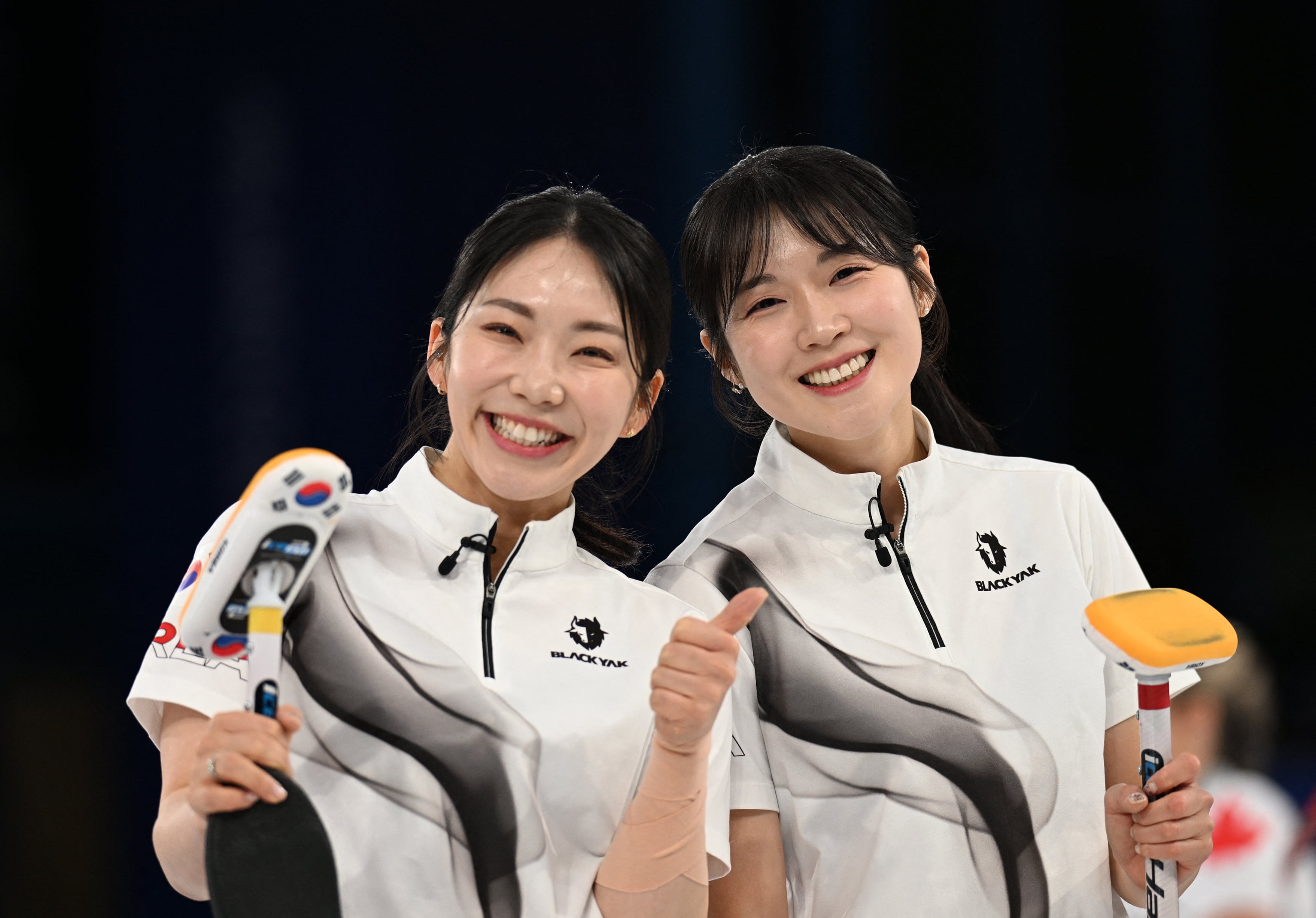 13일 영국과의 올림픽 라운드로빈 3차전을 승리하고 카메라를 향해 웃어보이고 있는 컬링 대표팀 김수지(왼쪽)와 설예은/로이터 연합뉴스