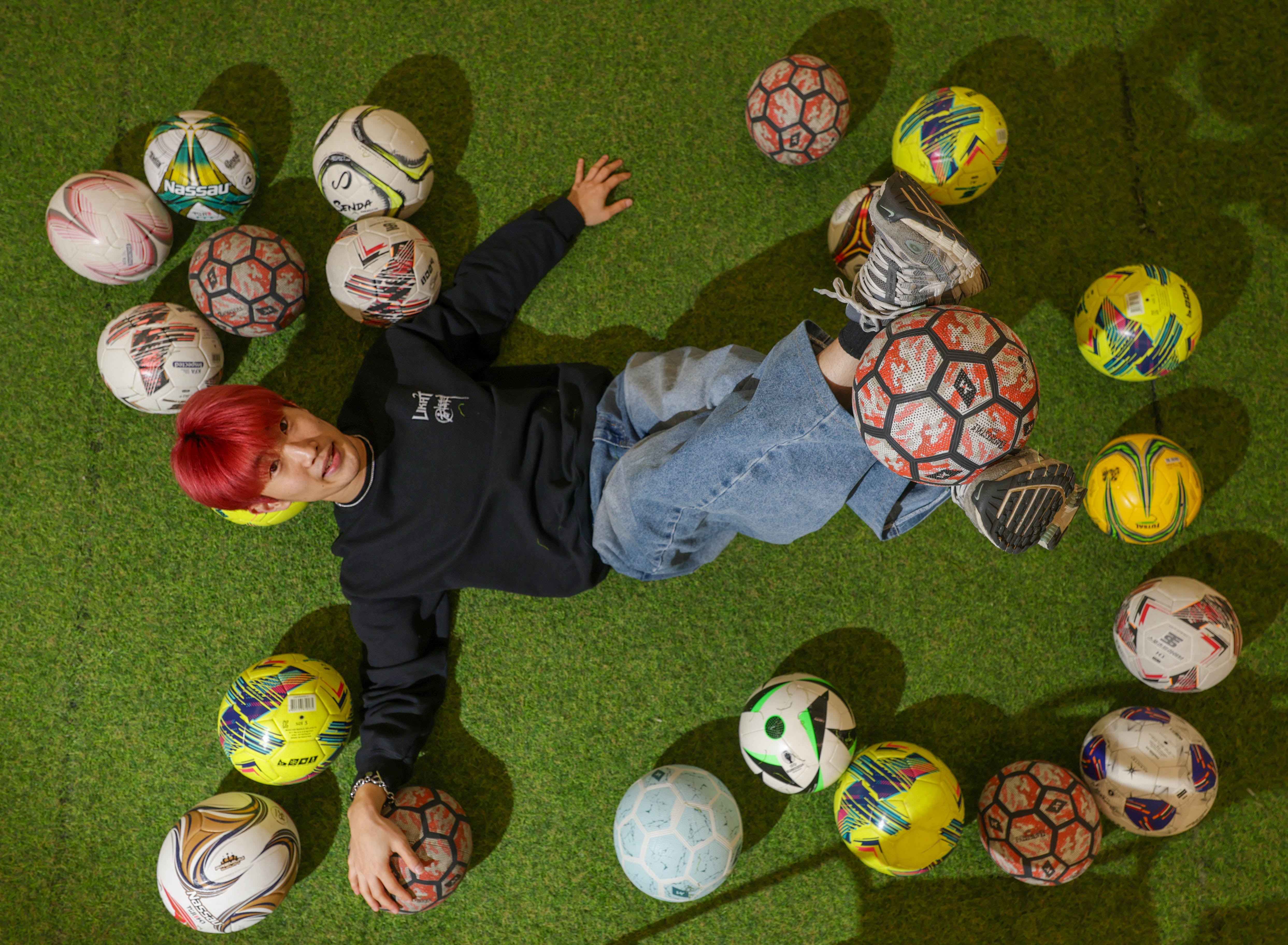 프리스타일 축구 선수 조민재가 지난 21일 서울 마포구의 실내 축구 연습장에서 바닥에 누운 채 다리를 꼬아 공을 잡는 자세를 취했다. 아시아 선수 최초로 세계선수권 8강에 오른 그는 “프리스타일 축구가 하나의 문화로 사람들한테 인정받는 날이 오기를 기대한다”고 말했다. /장련성 기자