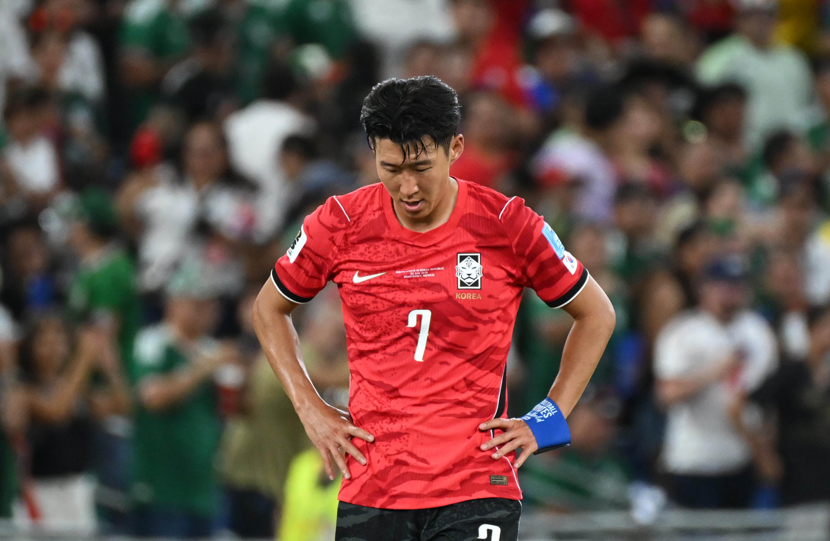 25일(한국시간) 멕시코 몬테레이 스타디움에서 열린 2026 북중미 월드컵 A조 3차전 한국과 남아프리카공화국의 경기에서 손흥민 및 대표 선수들이 0-1로 남아공에게 패배 후 그라운드를 돌며 인사를 하고 있다./김지호기자