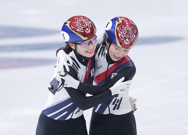 쇼트트랙 김길리가 20일(현지시간) 이탈리아 밀라노 아이스 스케이팅 아레나에서 열린 2026 밀라노·코르티나담페초 동계올림픽 쇼트트랙 여자 1500m 결승에서 금메달을 확보한 후 은메달을 확보한 최민정과 포옹하고 있다. /뉴스1
