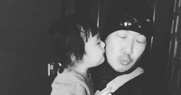 '별♥' 하하, '희귀병 투병' 막내딸 근황 공개...찡한 투샷