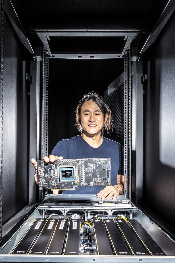 서울 강남구 도산대로에 있는 AI 칩 설계 스타트업 '퓨리오사AI' 서버실에서 백준호 대표가 자사 칩 제품을 들어 보이고 있다. 이 제품은 올해 말 TSMC에서 양산을 시작할 예정이다. /이신영 영상미디어 기자