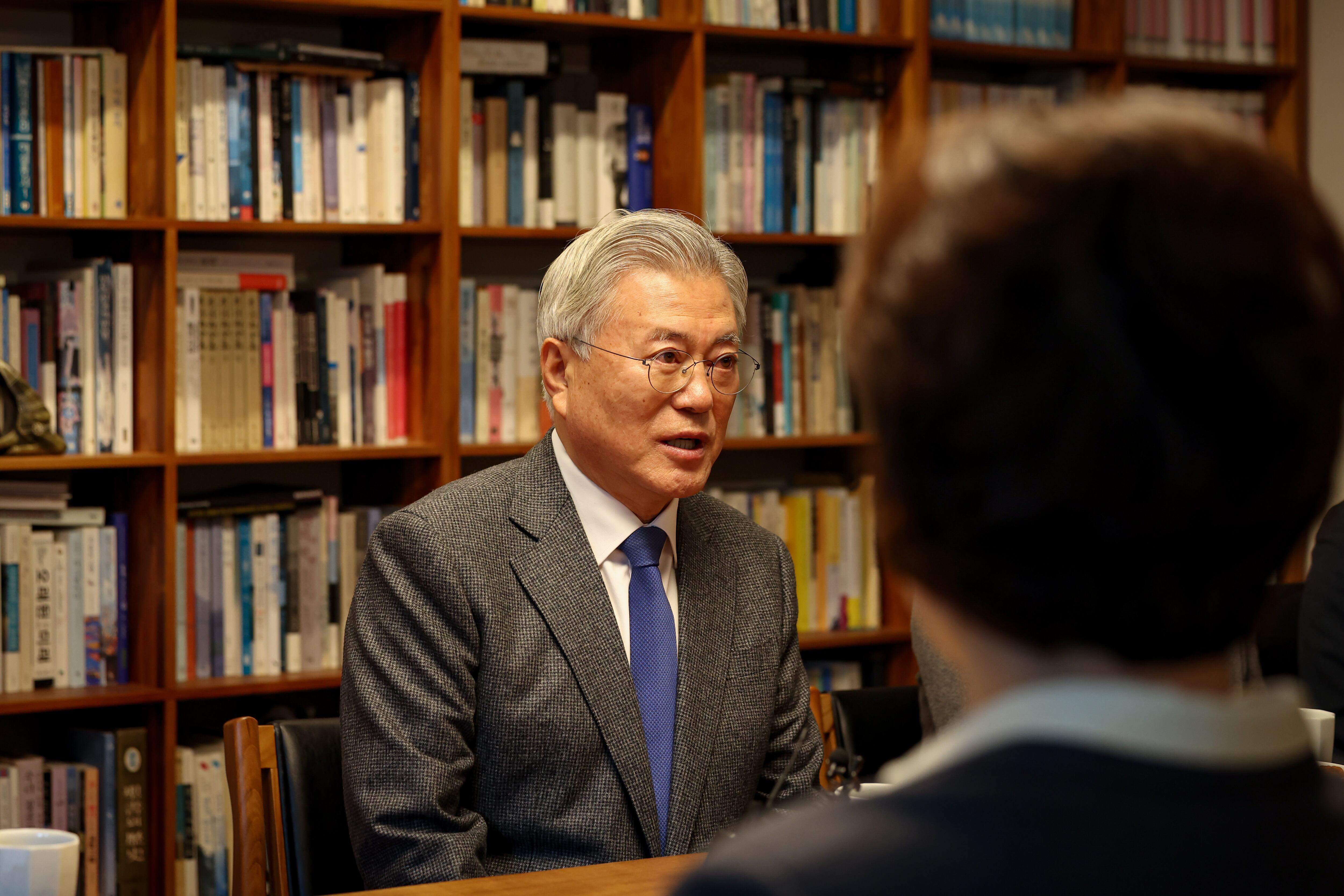 더불어민주당 이재명 대표가 설 연휴 마지막 날인 지난 30일 오후 경남 양산시 하북면 평산마을 문재인 전 대통령 사저를 방문했다. 문 전 대통령이 이야기를 하고 있다./더불어민주당