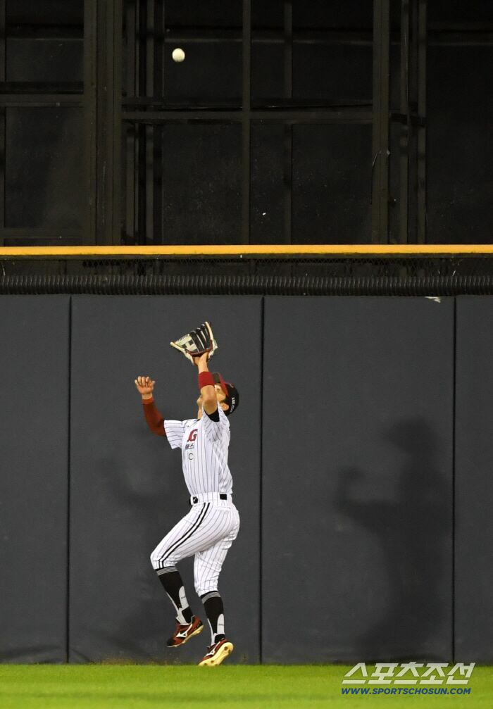 1일 잠실구장에서 열린 LG 트윈스와 NC 다이노스의 경기. 4회초 2사 1,2루 NC 김주원 안타성 타구를 LG 중견수 박해민이 잡아내고 있다. 잠실=박재만 기자 pjm@sportschosun.com/2025.10.01