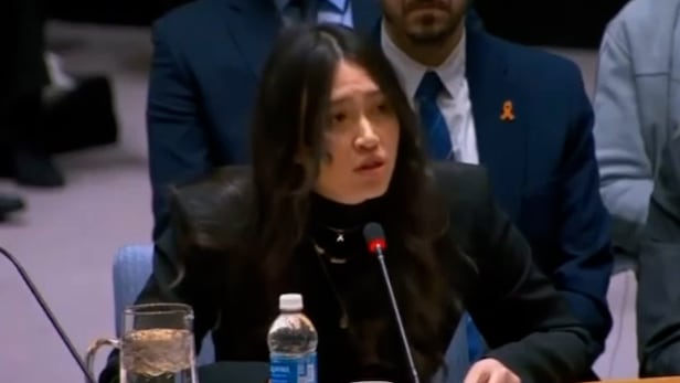 2023년 10월 7일 국경 근처 사막의 음악 축제 현장에서 하마스 대원에게 납치됐던 이스라엘 여성 노아 아르가마니가 작년 2월 25일 유엔 안전보장이사회에서 증언하고 있다. /주미 이스라엘 총영사관 인스타그램