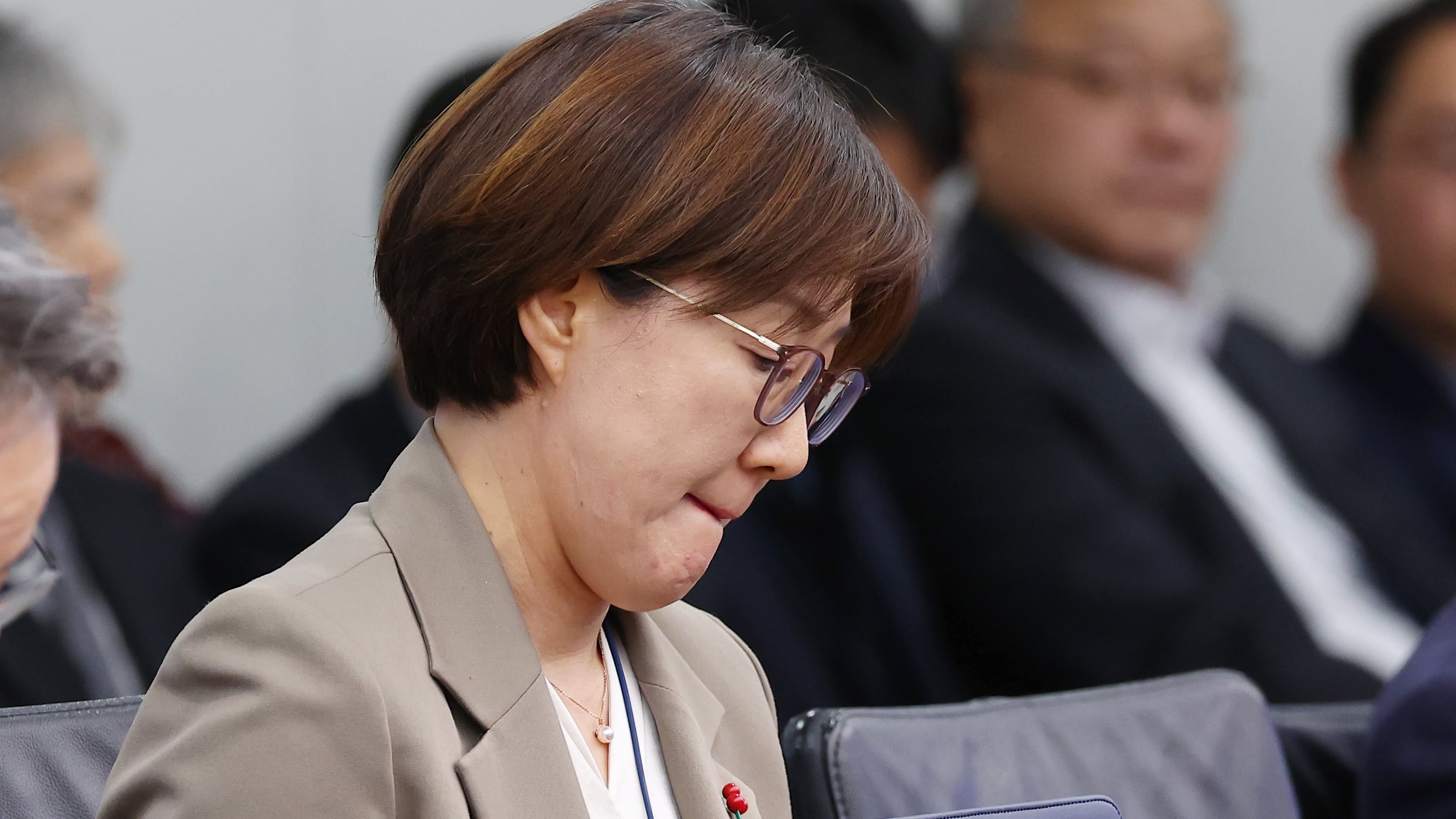 김현지 제1부속실장이 4일 서울 용산 대통령실 청사에서 열린 수석보좌관회의에서 자료를 살펴보고 있다. /뉴시스