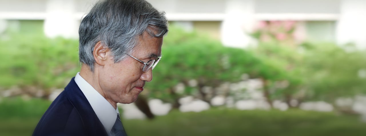 조희대 대법원장이 19일 서울 서초구 대법원으로 출근하고 있다. 조 대법원장은 지난 18일 노태악 전 대법관과 이흥구 대법관의 후임으로 손봉기 대구지방법원 부장판사와 김성수 서울고등법원 부장판사를 이재명 대통령에게 서면으로 임명 제청했다. /뉴시스