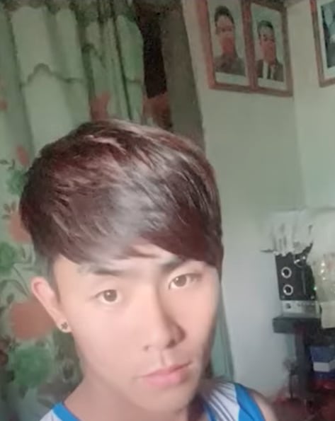 월북 후 북한 어머니 집에 도착한 김강우씨가 촬영한 셀카 사진. 배경에 김일성 김정일 초상화가 걸려 있다. /채널A