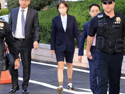경호원·명품 운동화... 법정 선 브로커, 취재진 질문엔 묵묵부답