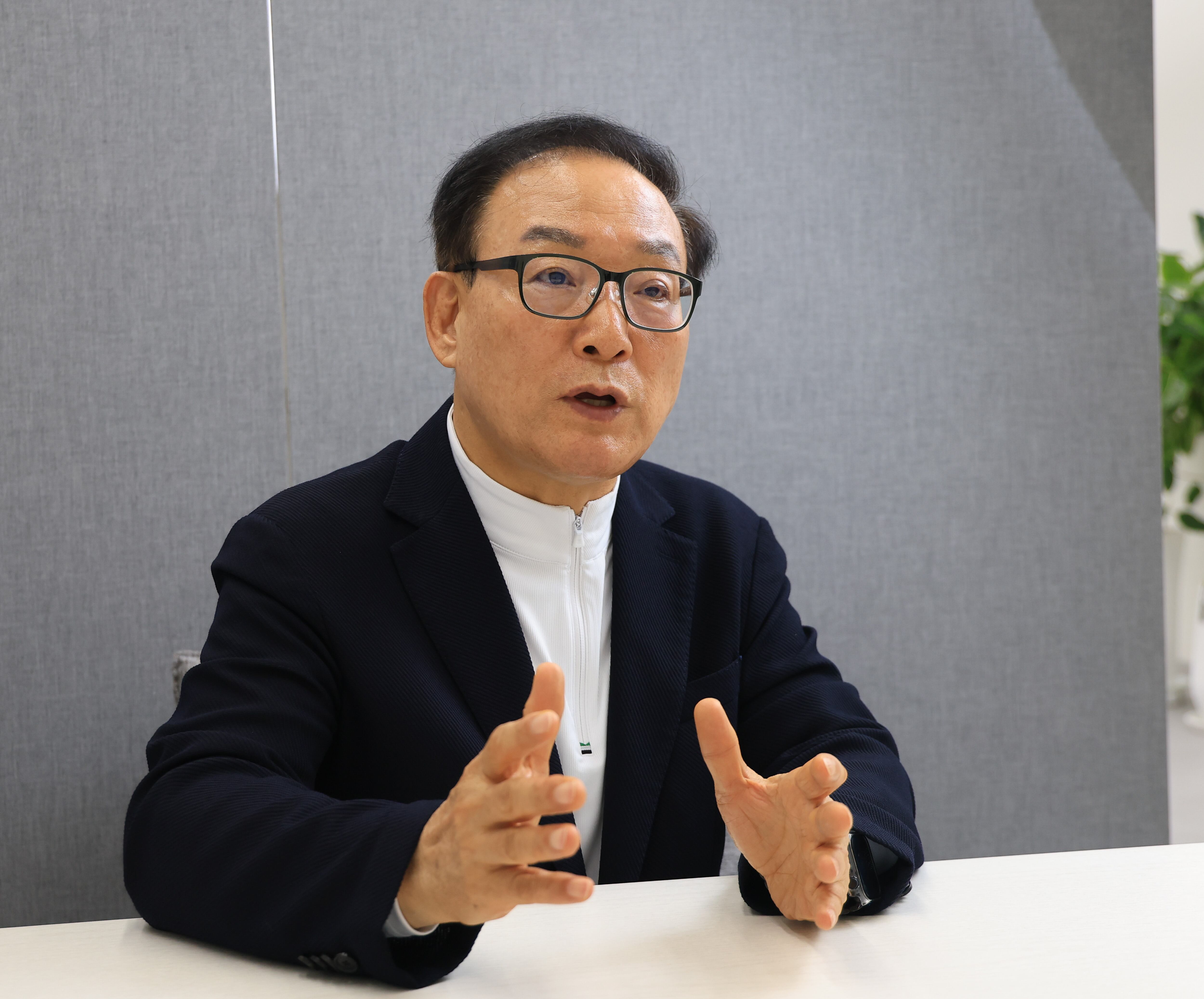 권대중 한성대 경제부동산학과 석좌교수는 “135만호 공급 대책은 2030년까지 착공조차 어렵다”면서 “심각해진 전월세난을 해결하려면 빌라, 다세대, 오피스텔 같은 비아파트를 주택 수에서 빼줌으로써 이들의 공급을 늘리는 긴급 대책이 시급하다”고 말했다./고운호 기자