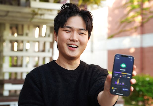 터닝을 보여주면서 웃고 있는 문 대표. /더비비드