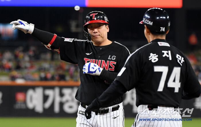 31일 대전 한화생명볼파크에서 열린 한국시리즈 5차전 한화 이글스와 LG 트윈스의 경기. 1회초 1사 2루 LG 김현수가 적시타를 날린 뒤 환호하고 있다. 대전=박재만 기자 pjm@sportschosun.com/2025.10.31
