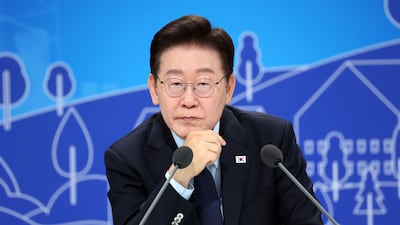 이재명 대통령이 지난달 23일 서울 여의도 KBS 별관에서 열린 부동산정책 국민 대토론회에서 참석자 발언을 듣고 있다./연합뉴스