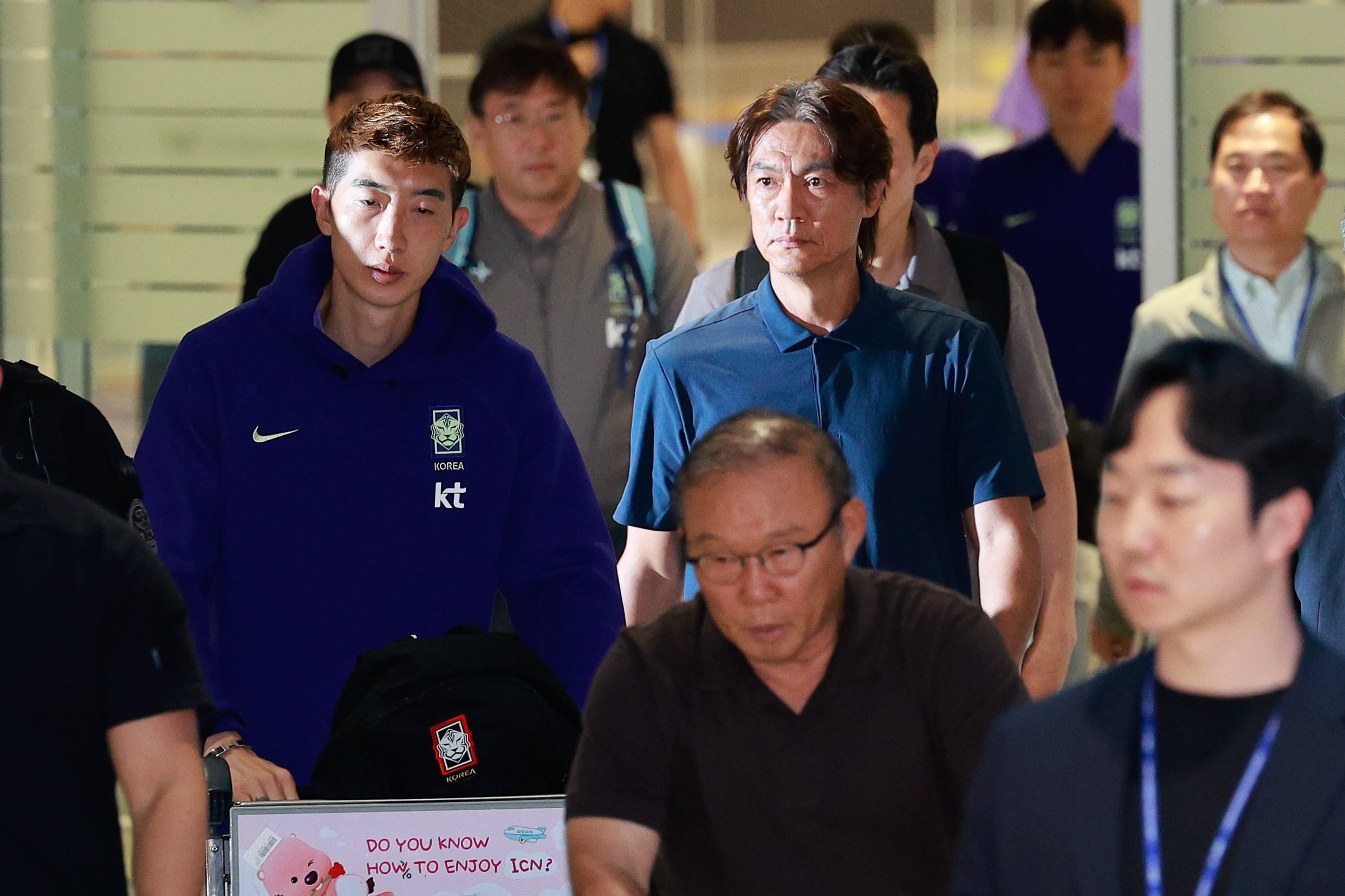 2026 북중미 월드컵 32강 진출 실패의 책임을 지고 사퇴 의사를 밝힌 홍명보 축구대표팀 감독이 30일 새벽 조현우, 박항서 단장 등과 함께 인천국제공항 2터미널을 통해 귀국하고 있다. /장경식 기자