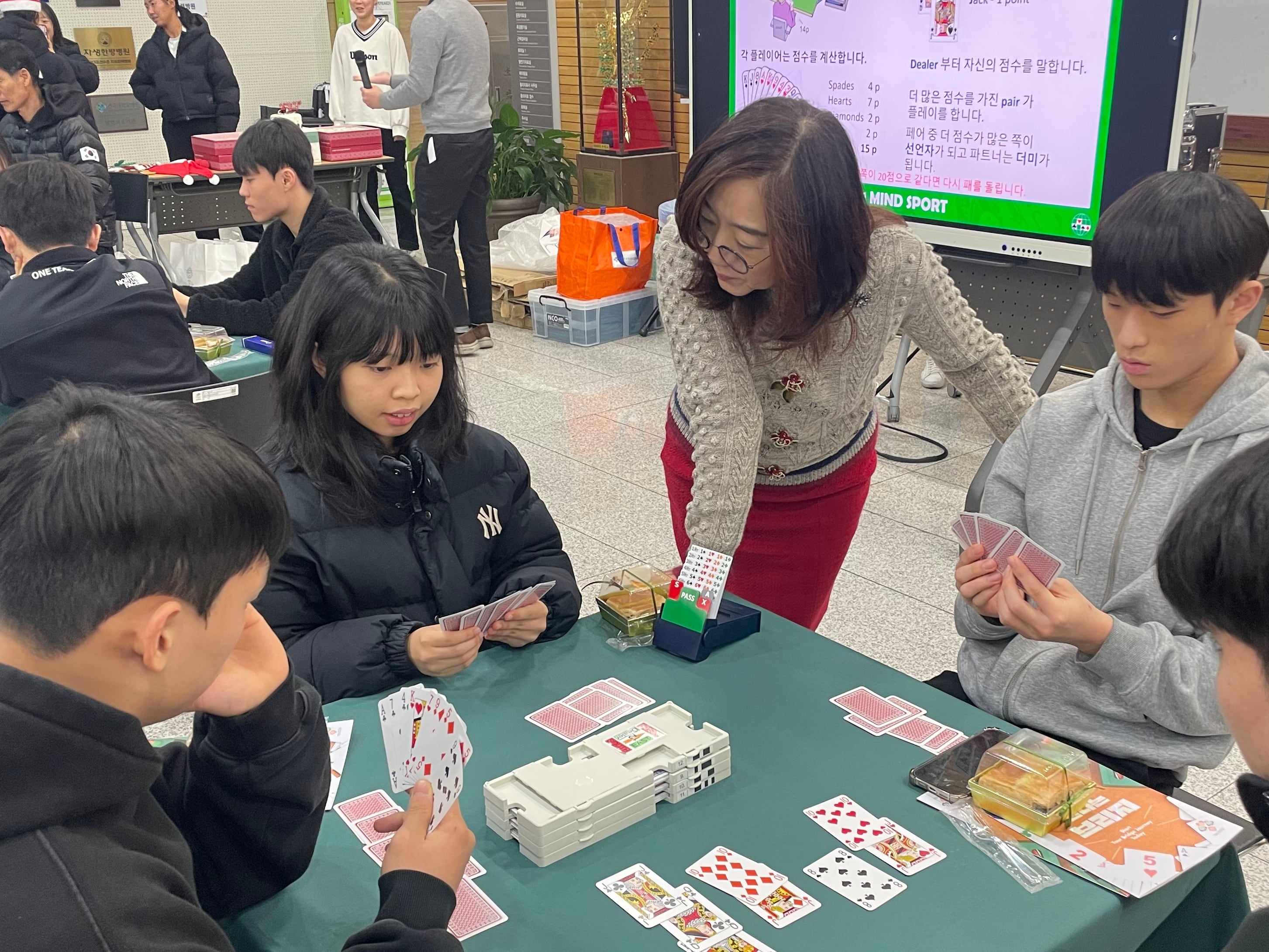 김혜영 한국브리지협회 회장이 지난 23일 진천선수촌에서 열린 ‘국가대표 전략적 사고·집중력 증진을 위한 마인드 스포츠 브리지 교육 및 종목 소개’ 행사에서 직접 국가대표 선수들에게 브리지를 알려주고 있다. /대한체육회