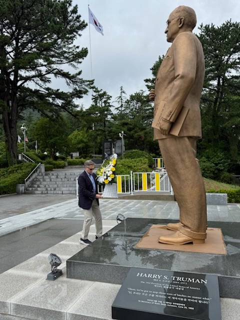 한국전쟁 75주년이었던 지난 6월 25일, 경북 칠곡군 다부동 전적지에 세워진 해리 트루먼 대통령 동상 앞에 헌화하고 있는 손자 클리프턴 트루먼 대니얼씨. /대한해양연맹