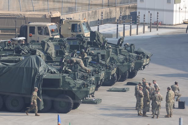 지난 3월 경기도 동두천 주한미군 기지에서 미군의 스트라이커 장갑차가 한미연합연습 '자유의 방패'(FS·Freedom Shield) 훈련을 준비하고 있다. /연합뉴스