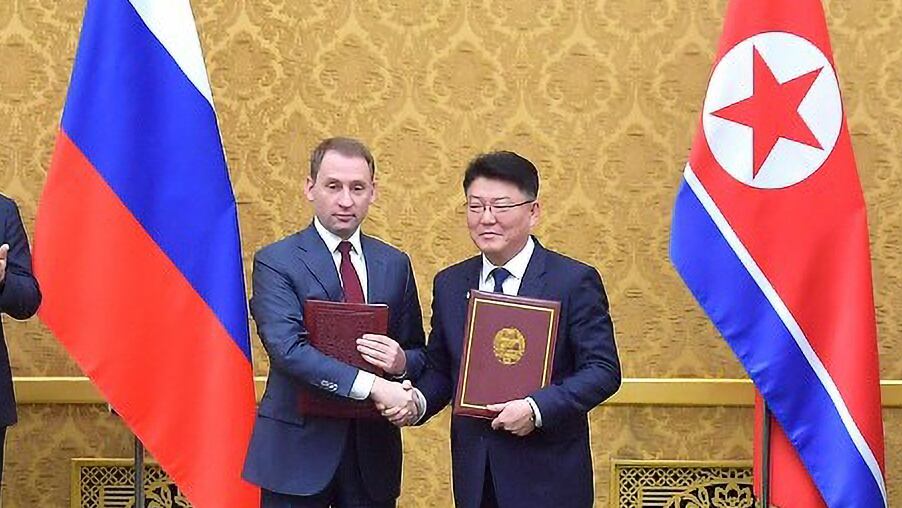 북러, 경제·과학 협력 의정서 - 알렉산드르 코즐로프(왼쪽) 러시아 천연자원부 장관과 윤정호 북한 대외경제상이 20일 평양 만수대의사당에서 경제공동위 의정서에 조인하고 악수하고 있다. /조선중앙통신 연합뉴스