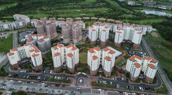 전북 고창 웰파크시티에 있는 서울시니어스고창타워. 주변에 골프장, 온천, 병원 등이 조성된 은퇴자 마을이다. /서울시니어스고창타워 홈페이지