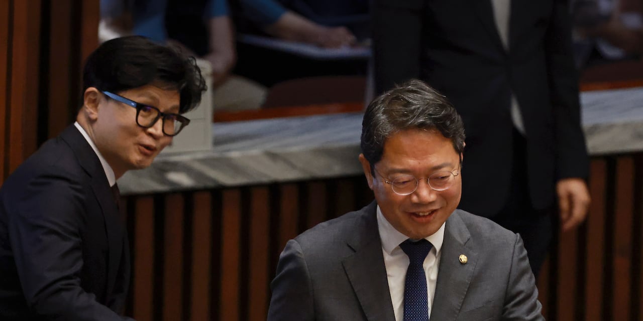 김승원 법무부장관 후보자와 한동훈 무소속 의원이 지난 1일 서울 여의도 국회에서 열린 제439회 국회(정기회) 개회식에 참석하며 인사를 나누고 있다. /남강호 기자
