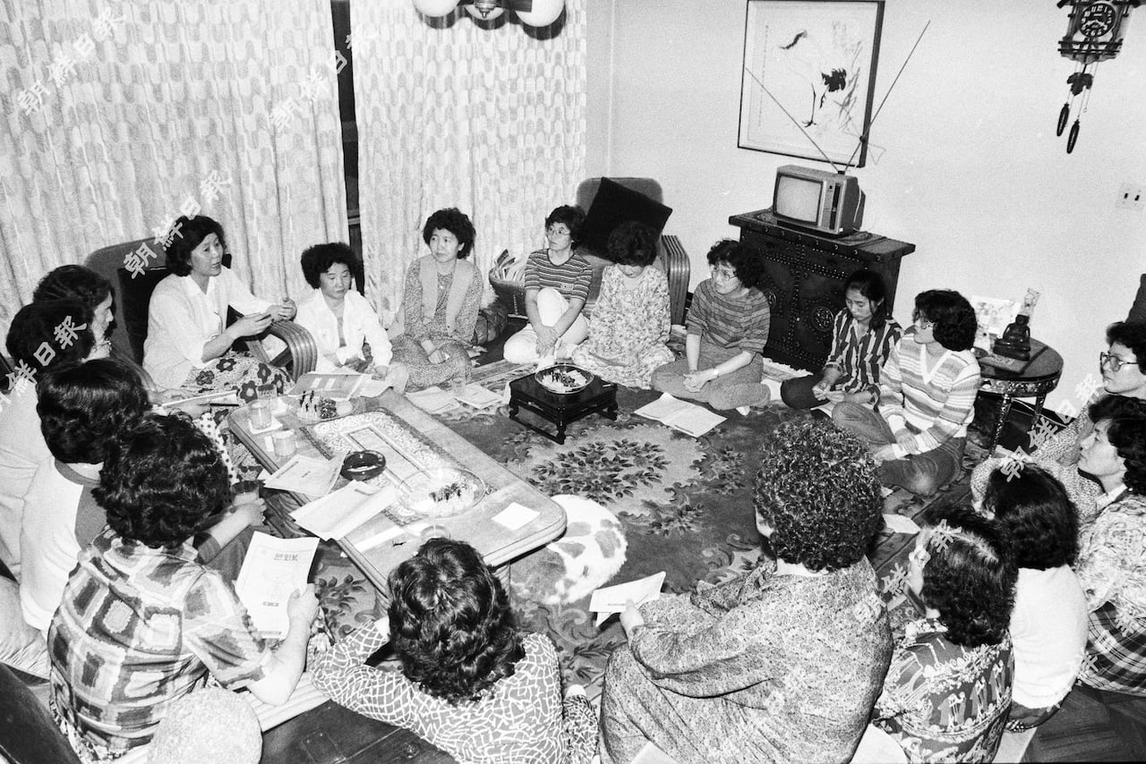 1982년 4월 26일 반상회가 열리고 있다.