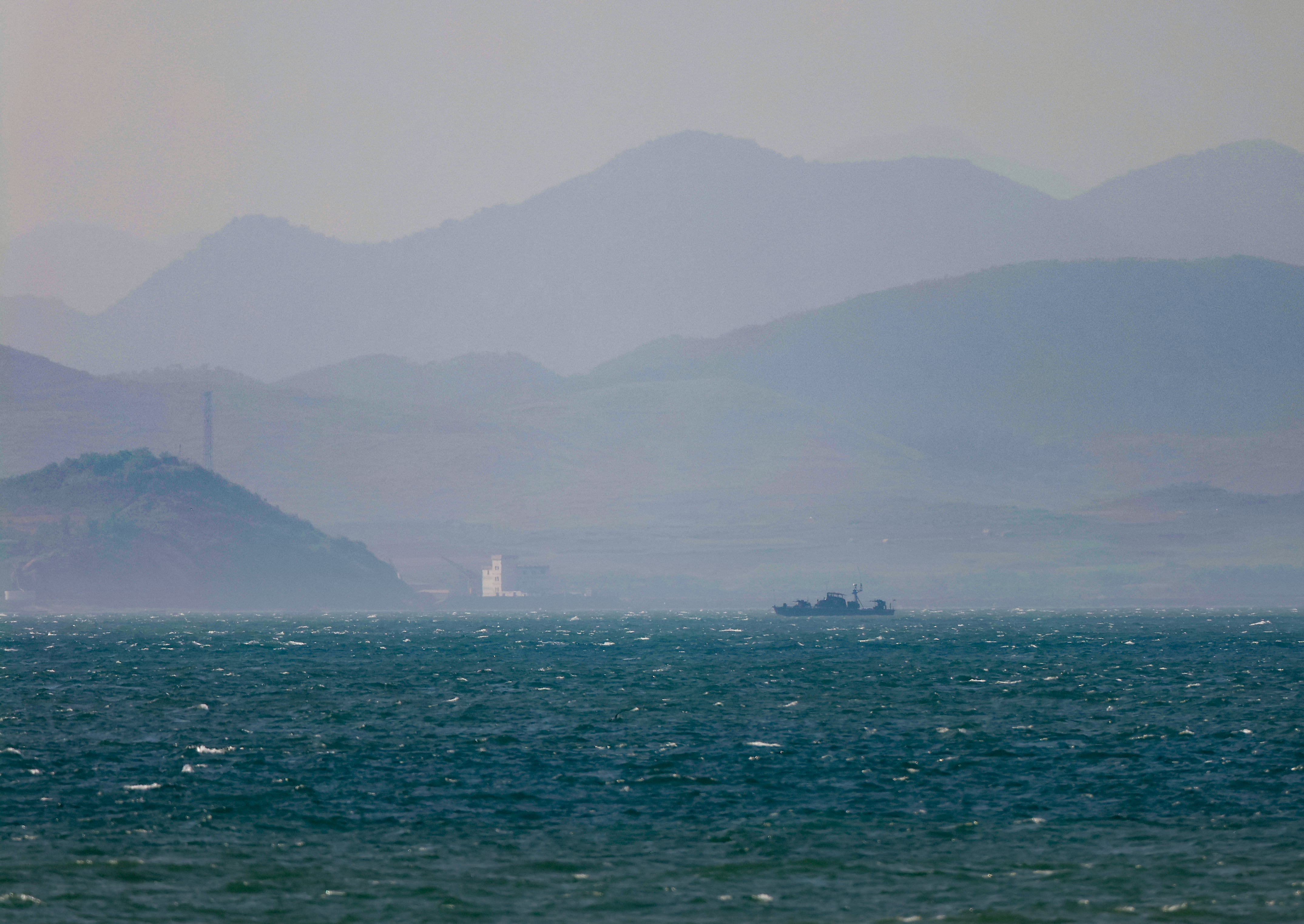지난 6월 24일 인천시 옹진군 대연평도에서 바라본 북한 모습. /연합뉴스