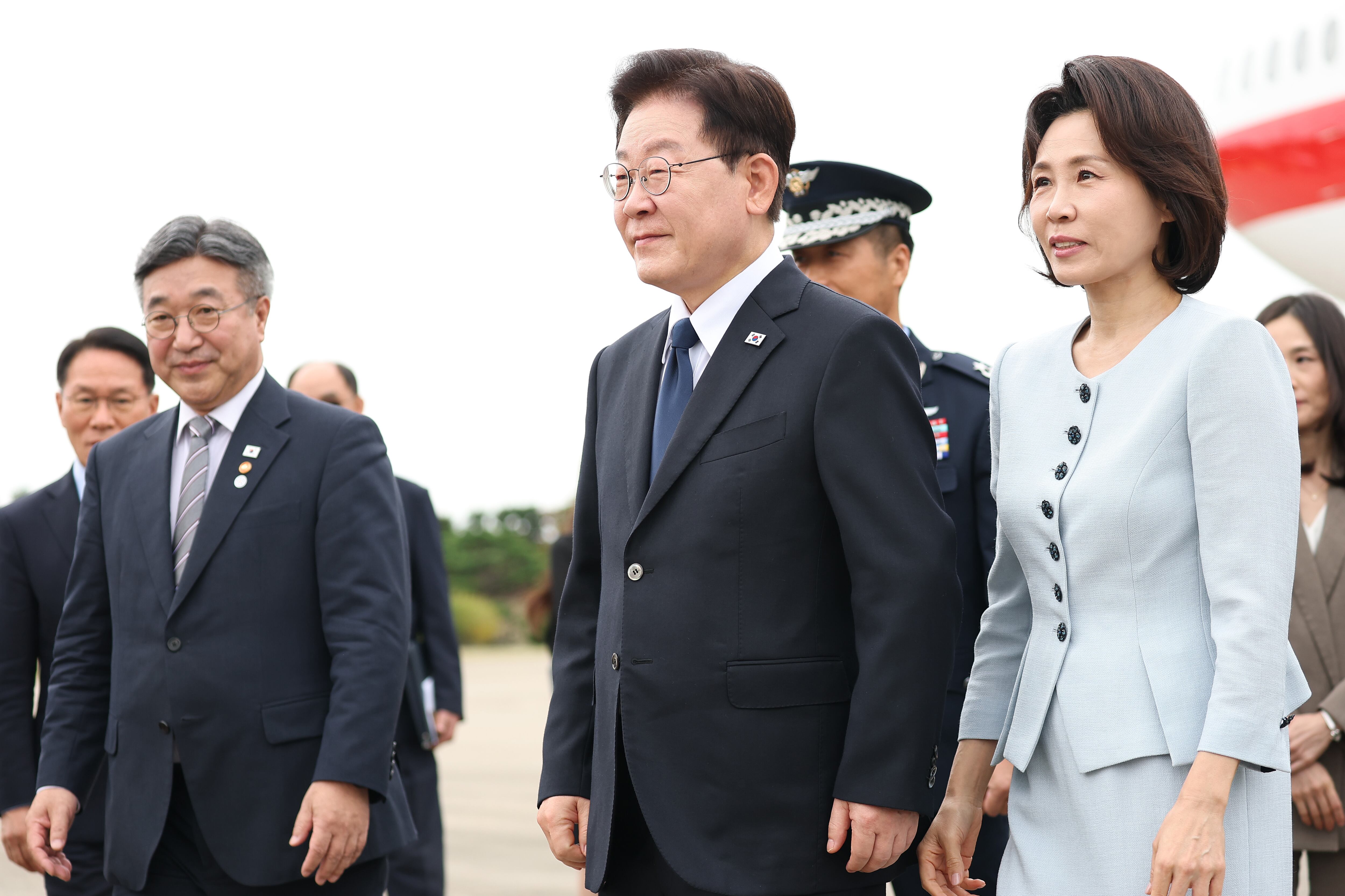 프랑스 국빈 방문을 마친 이재명 대통령과 김혜경 여사가 10일 경기 성남 서울공항에 도착해 이동하고 있다. /뉴시스