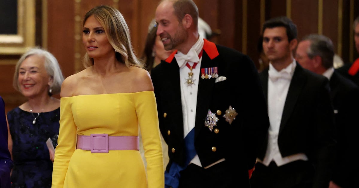 Melania Trump's yellow dress sparks diplomatic fashion debate at UK dinner Melania Trump's yellow dress sparks diplomatic fashion debate at UK dinner