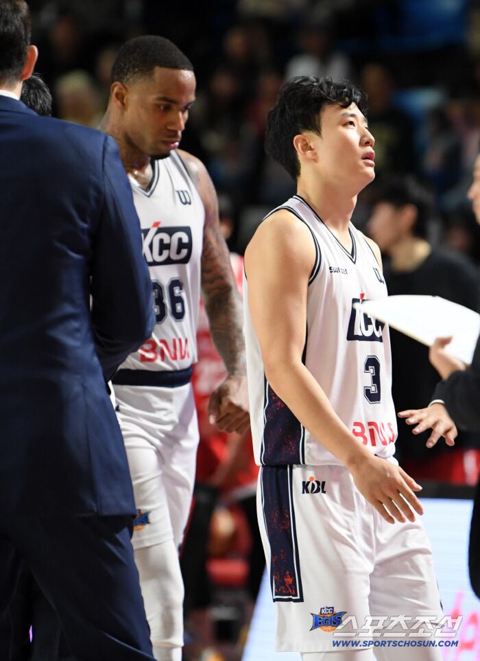 4일 잠실학생체육관에서 열린 프로농구 서울 SK와 부산 KCC의 경기. 패한 KCC 선수들이 아쉬워하고 있다. 잠실=박재만 기자 pjm@sportschosun.com/2025.11.04
