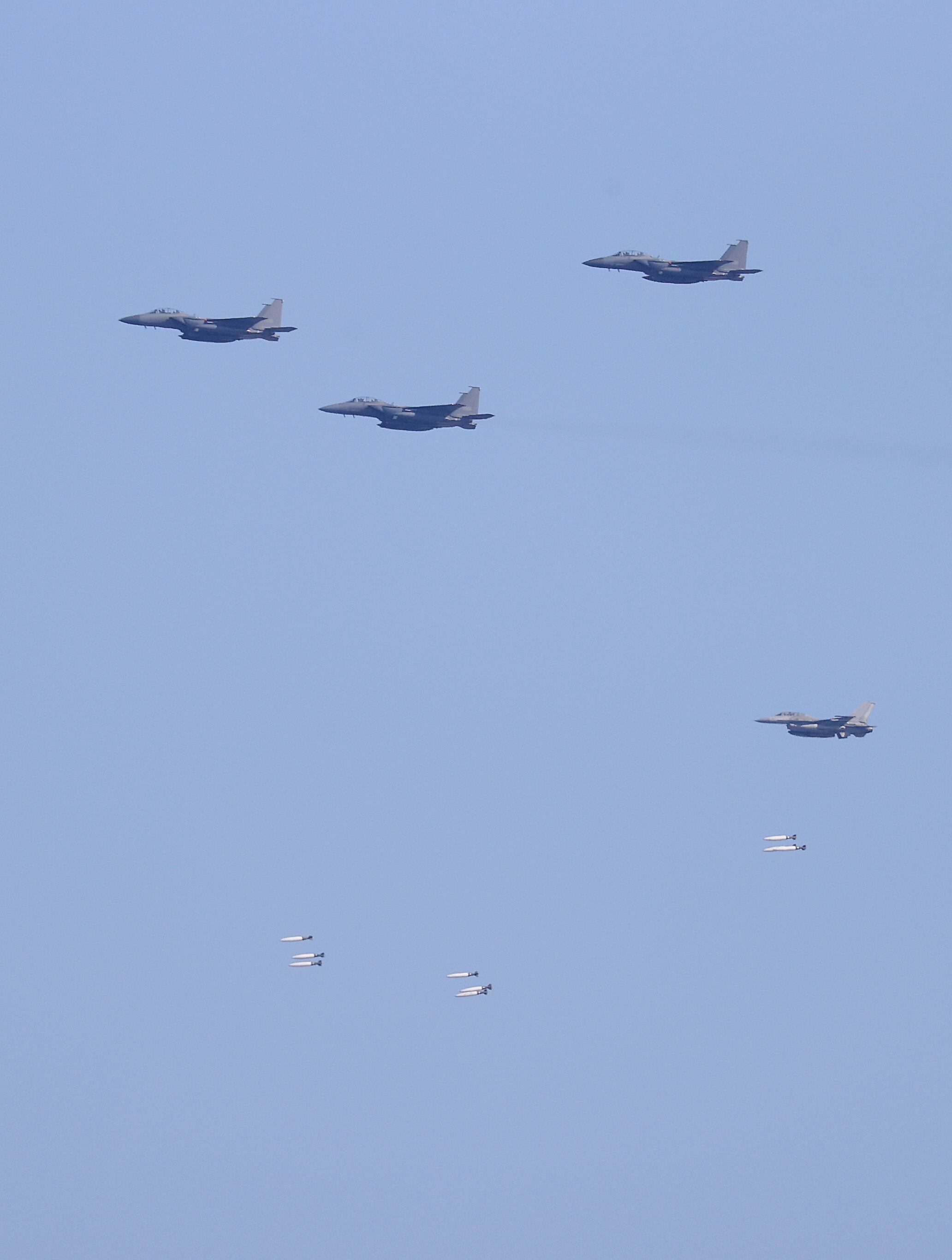 6일 오전 경기 포천시 승진훈련장에서 열린 '2025년 전반기 한미연합 수도기계화보병사단(수기사) 통합화력 실사격 훈련'에서 KF-16이 공대지폭탄을 투하하고 있다. /뉴시스