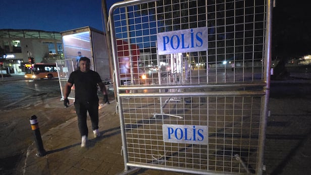 On the 7th, a police fence installed by Turkish police near Dolmabahce Palace in Istanbul is being dismantled. /Courtesy of Seo Bo-beom